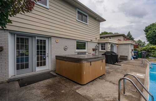 Brampton House | Serene 5BRM home. Pool and all-year hot tub. 17 minutes from YYZ.