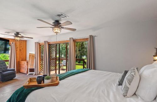 Winter Haven House | Serene Lakeside Retreat- 3 Bdr Romantic Getaway