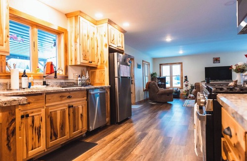 Mansfield House | Serene Ranch House: Views & Hot Tub! Family Friendly