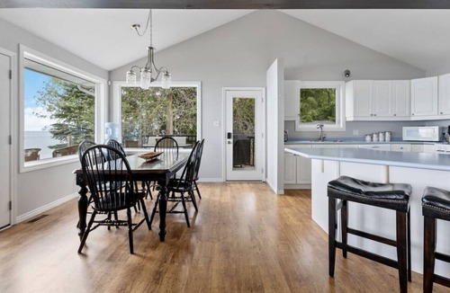 Meaford House | Serene Waterfront Escape On Private Lane