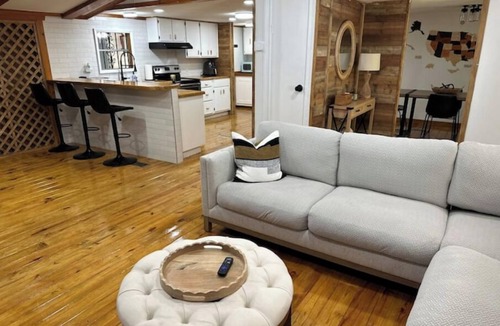Fort White Cabin | Serenity Farmhouse near Florida Springs Game Room + Fire Pit