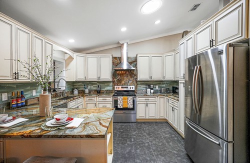 Pinellas Park House | Serenity Haven: Luxurious Retreat - Pool Heating Avail