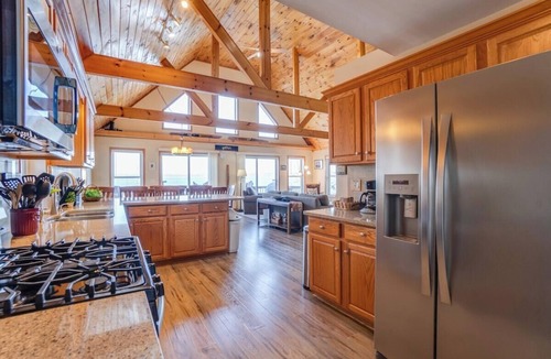 Town of Torrey House | Serenity Place: 5 bedroom lake home, hot tub, pool table/game room
