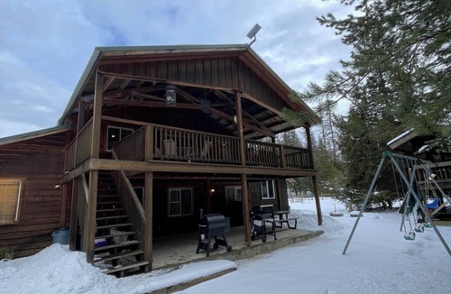 Priest River Apartment | Shady Pines Loft - 3 bedrooms with fenced yard & covered deck