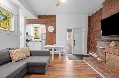 Shadyside Apartment | Shadyside, Pittsburgh, Modern and Accessible 2 Bedroom with Free Parking