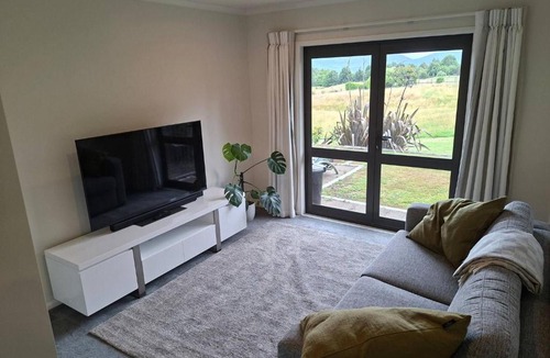 Kinloch House | Shakan BnB Lifestyle block relaxation in Kinloch