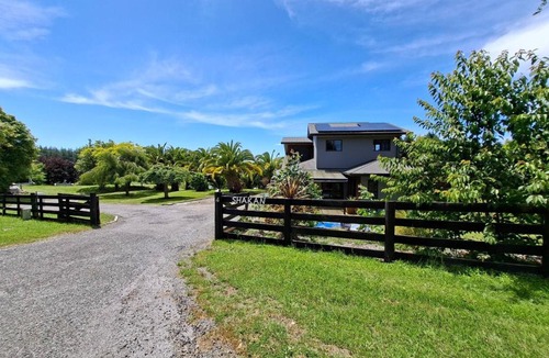 Kinloch House | Shakan BnB Lifestyle block relaxation in Kinloch