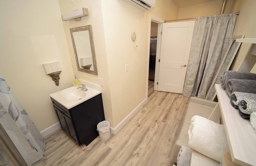 Globe Apartment | She She's Cozy 1-bedroom studio in charming Globe with AC for relaxing stays