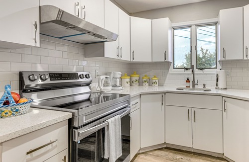 Deer Park Apartment | Shop, Hike, Golf & Swim: Inviting Deer Park Escape