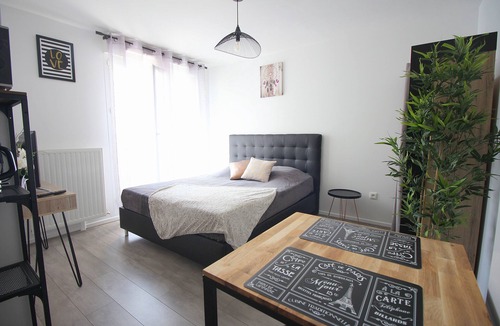 Serris Apartment | Shopping in Val d'Europe and visit Disneyland Paris (TRIANONS3)
