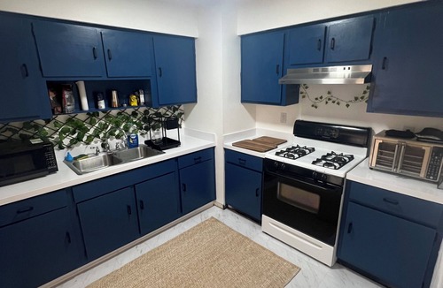 Silver Springs Cottage | Silver Springs Retreat - 1 Min to the Springs & the Best Diner in town - Fenced