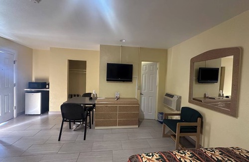 Daytona Beach Hotel | Simple and Comfortable Room for the Family - Easy Access to Daytona Beach