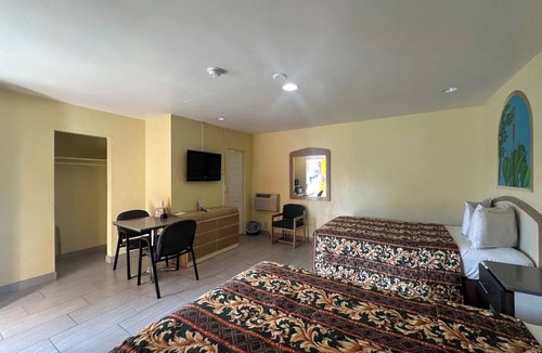 Daytona Beach Hotel | Simple and Comfortable Room for the Family - Easy Access to Daytona Beach