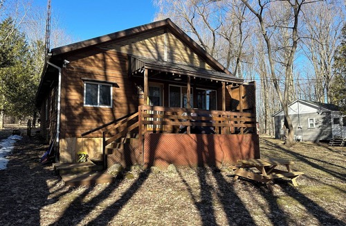 Flesherton Cottage | Ski season rental. Cabin located 10 min drive from Beaver Valley Ski club