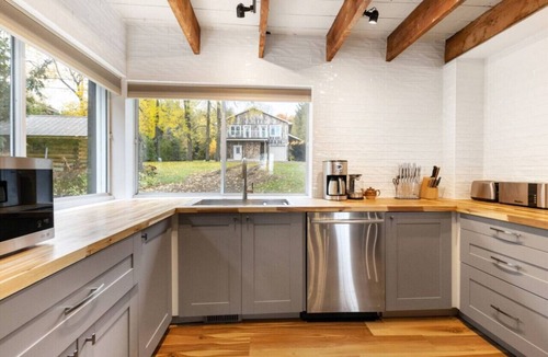 Meaford Cabin | Skipping Rock Log Cabin: Cozy Charm & Hot Tub Bliss