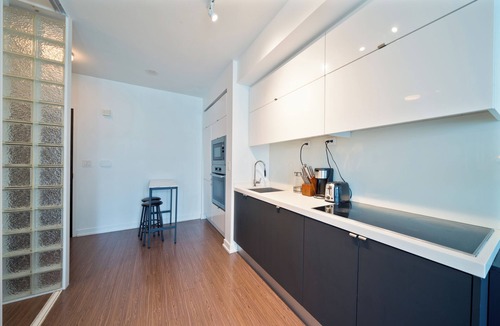 Wellington Place Apartment | Sky Living : Awesome Lake and City View, Park Free