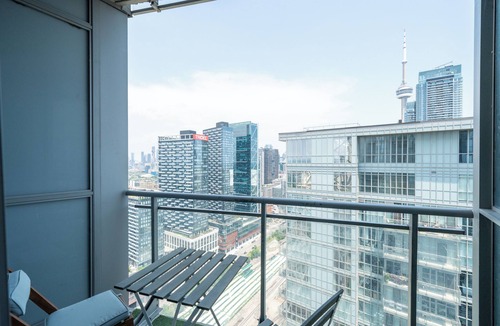 Wellington Place Apartment | Sky Living : Awesome Lake and City View, Park Free