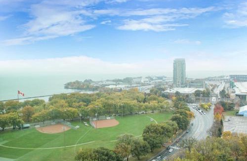 Fort York Apartment | Skyline & Lake Views - Luxury Downtown Suite - Walk Everywhere