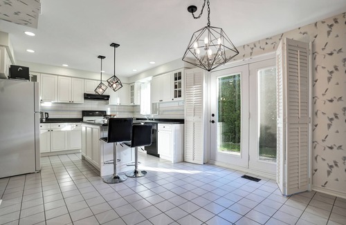 Thornhill House | Sleek; 4 bedroom, two story with basement and Ping pong table in Thornhill