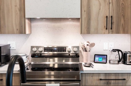 Oakville House | Sleek and Stylish 3-Story Townhouse with Parking