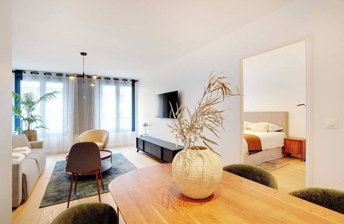 Levallois-Perret Apartment | Sleek apartment in Levallois-Perret