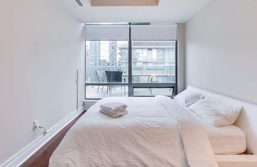 Yorkville Apartment | Sleek Modern Yorkville Suite