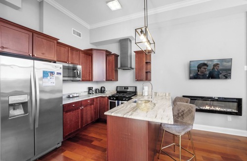 Olde Kensington Apartment | Sleek Northern Liberties 1-Bedroom - Rooftop Pool, Gym & Concierge