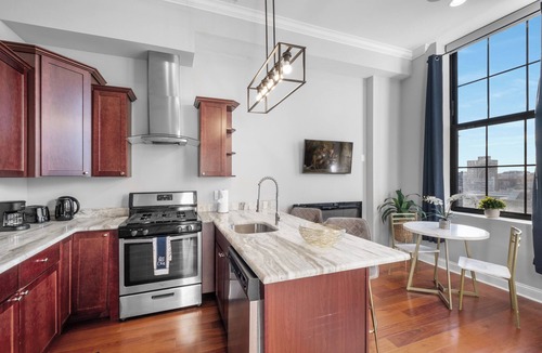 Olde Kensington Apartment | Sleek Northern Liberties 1-Bedroom - Rooftop Pool, Gym & Concierge
