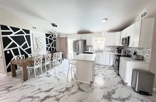 Orlando House | Sleeps 10 + Pool and Fully Fenced Yard plus enjoys 2 King Rooms