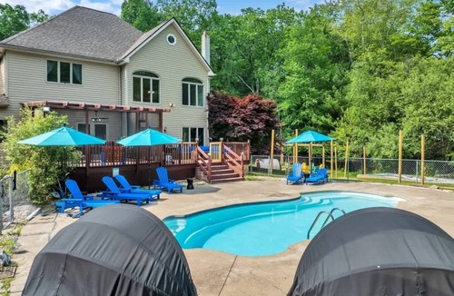 Reeders House | Sleeps 14! Pool Hot Tub Sauna Pickleball Arcade