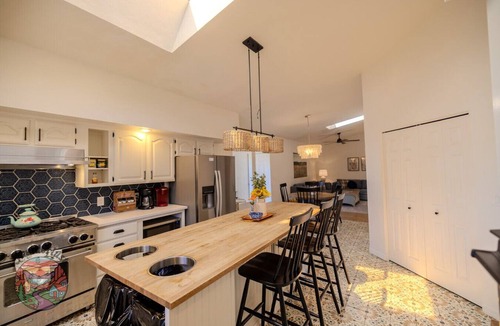 Nob Hill Apartment | *Sleeps 14 *Walk to Downtown *Playhouse *BBQ