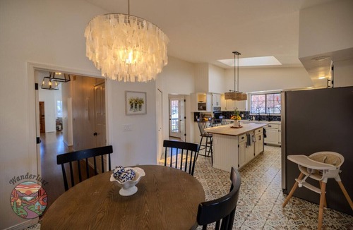 Nob Hill Apartment | *Sleeps 14 *Walk to Downtown *Playhouse *BBQ