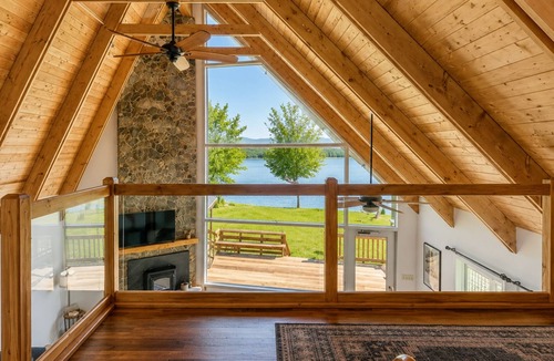 Bradford House | Sleeps 6 | Lake Access | Near Wineries | Pet Friendly |Pool