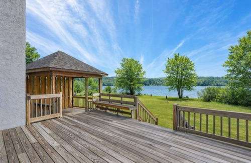 Bradford House | Sleeps 6 | Lake Access | Near Wineries | Pet Friendly |Pool