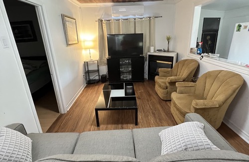 Wasaga Beach Cottage | Sleeps 6 people walking distance to the beach, affordable monthly rental.