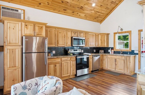 Hamilton House | Sleeps 8, 5 min to Colgate, Welcome Wine, Lake Moraine Home #2 Near Colgate University