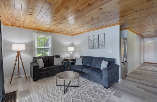 West Eaton House | Sleeps 8, Beautiful, Family-Friendly Lakefront Retreat near Colgate University