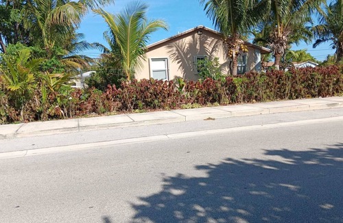Riviera Beach House | Sleeps 8! Close to beaches and Margaritaville at Sea