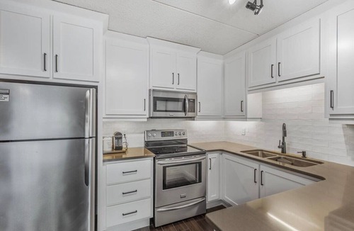 The Blue Mountains Condo | Slope View Chalet | Patio Views + Walk to Village