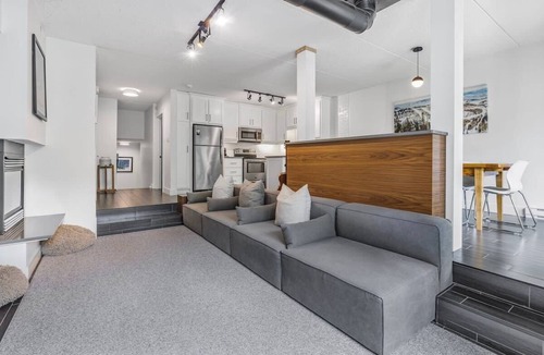 The Blue Mountains Condo | Slope View Chalet | Patio Views + Walk to Village