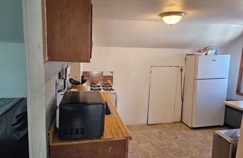 Eastside Apartment | Small Eastwood 1 bedroom apartment with WiFi, parking, and AC on the 3rd floor