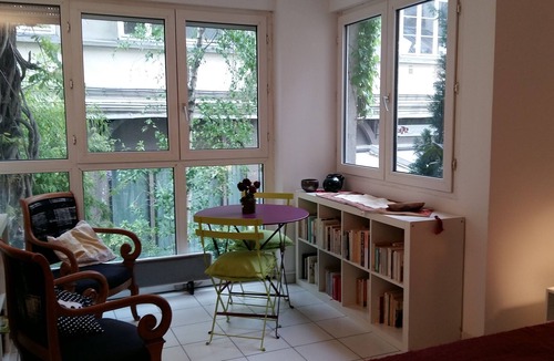 Quartier Saint-Ambroise Bed & Breakfast | Small studio in private green alley in the heart of Paris
