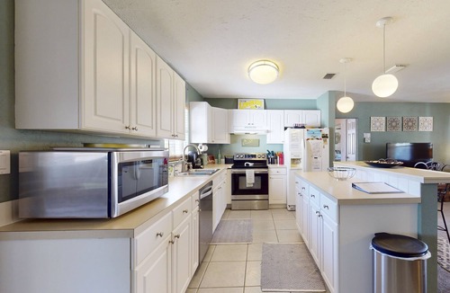 South Bradenton House | Snowbird-friendly home with enclosed yard, deck, grill, central AC