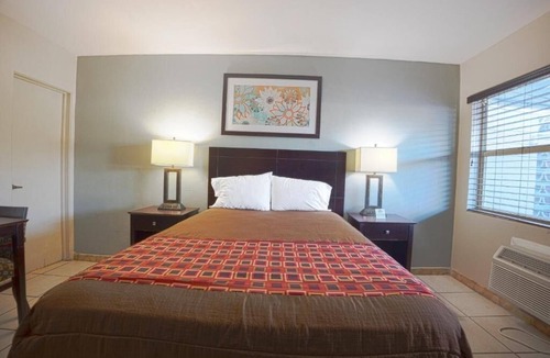 Le Barons Of Titusville Hotel | Soak In Renovated Unit Near Singleton Courts With Free Parking