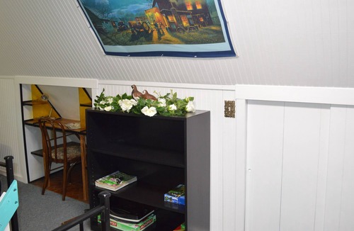 Calvin House | Songbird Cottage - Quiet Secluded A-Frame Cabin. Raystown Lake, E Broad Top RR