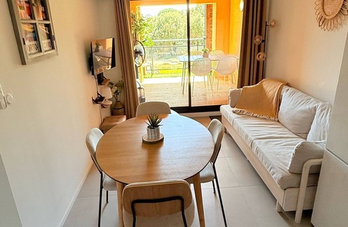 Pianotolli-Caldarello Apartment | South Corsica, cosy T3 air-conditioned, direct access to the sea, feet in the water