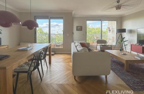 Combat Apartment | Spacious 2-Bedroom Apartment with Balcony Steps from Buttes-Chaumont Park