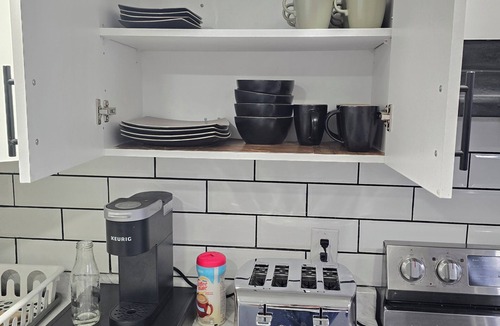 Halton Regional Municipality Apartment | Spacious 2Bd family suite with full kitchen. Centrally located.