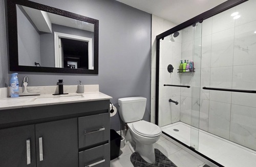 Halton Regional Municipality Apartment | Spacious 2Bd family suite with full kitchen. Centrally located.