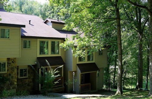 Cheat Lake House | Spacious 2BR Townhouse Short Ride Away from Mountainview Golf Course